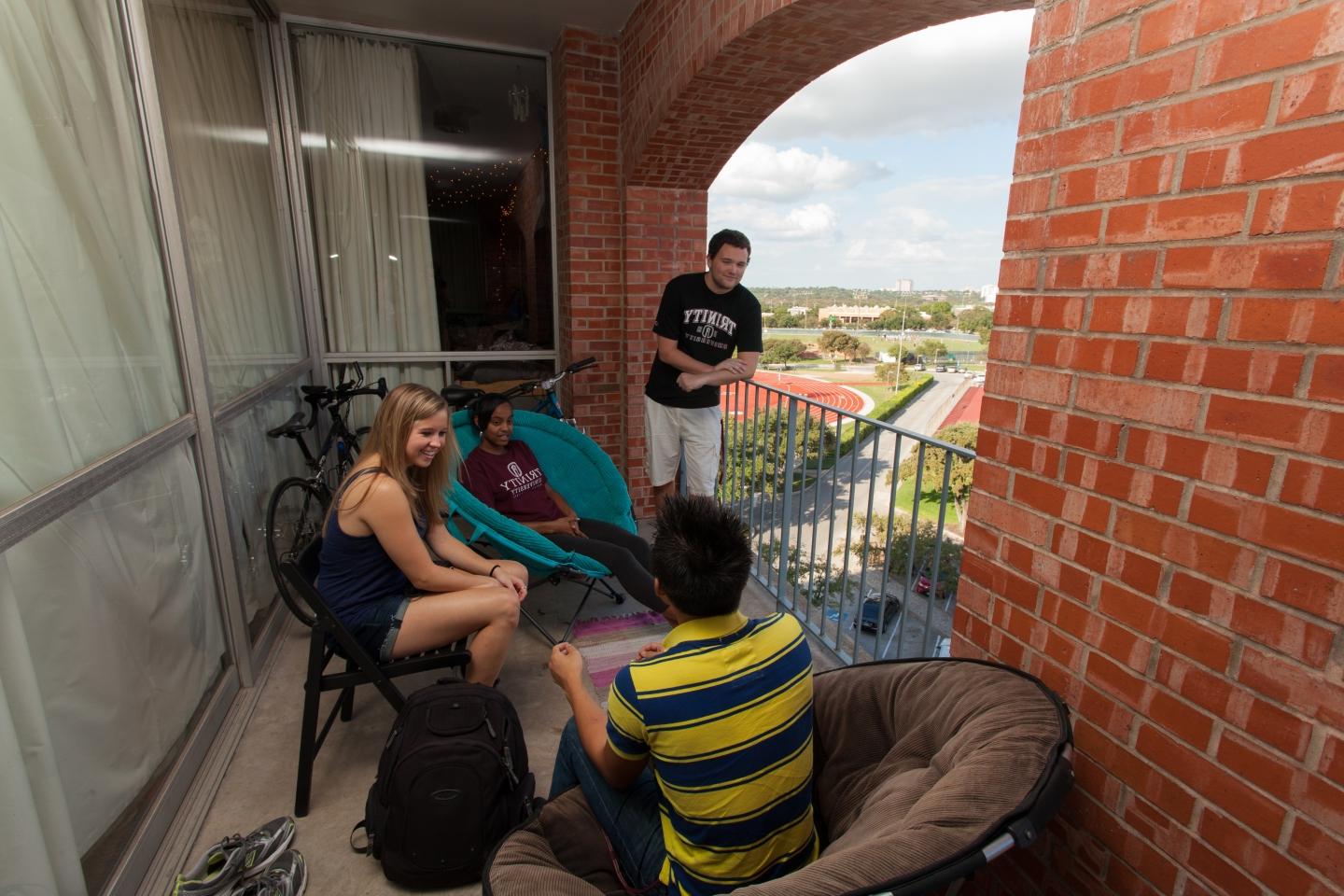 学生们在赌博娱乐平台网址大全宿舍的阳台上闲逛